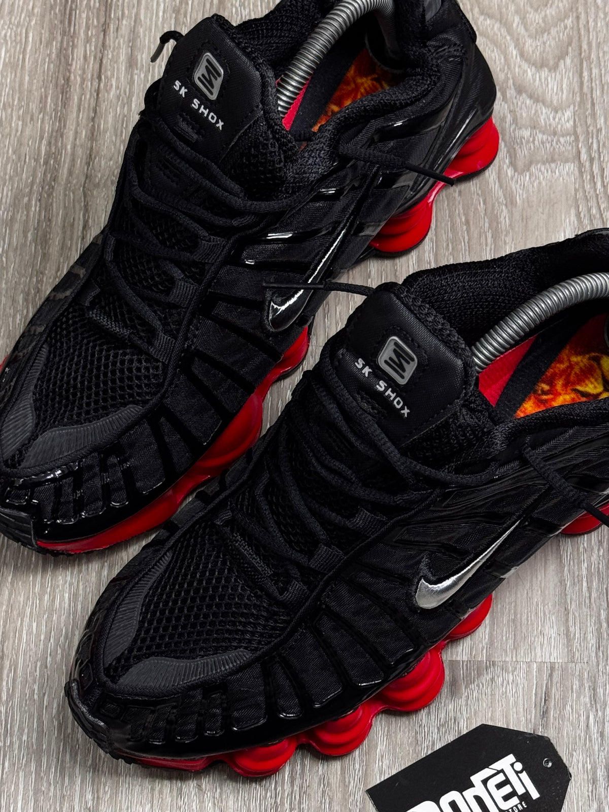 TÊNIS NK SHOX TL 12 MOLAS X SKEPTA - BLACK RED