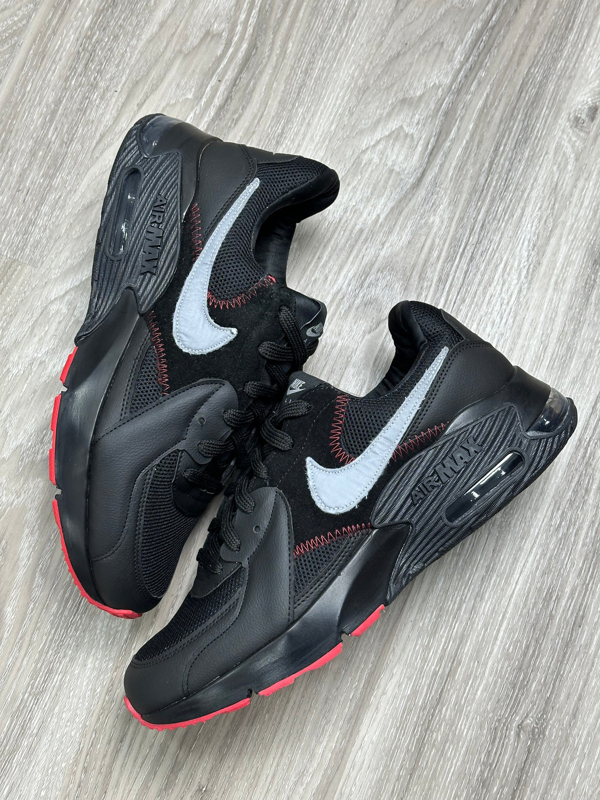 TÊNIS NIKE AIR MAX EXCEE - PRETO/VERMELHO