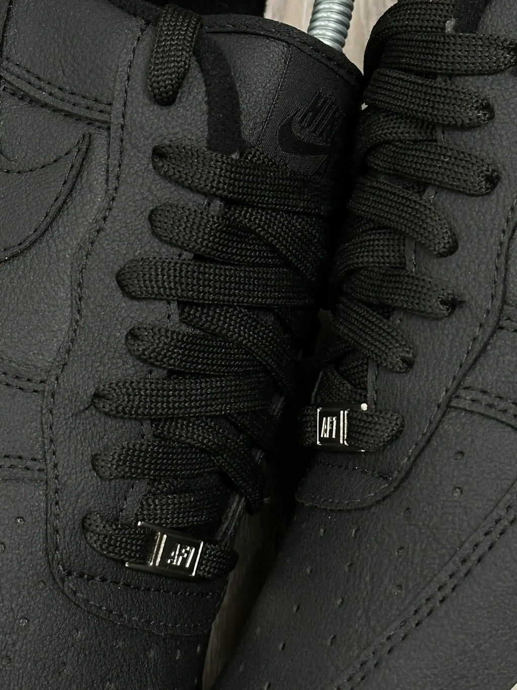 TÊNIS NK AIR FORCE 1 - BLACK SOLADO OFF