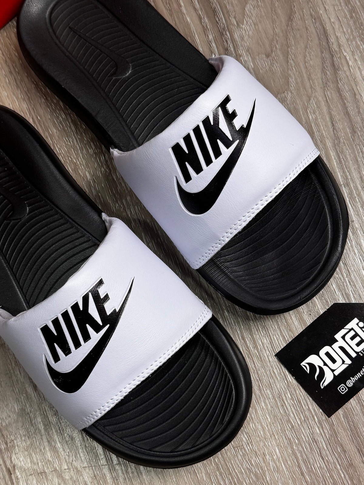 CHINELO SLIDE NK VICTORI - BLACK WHITE