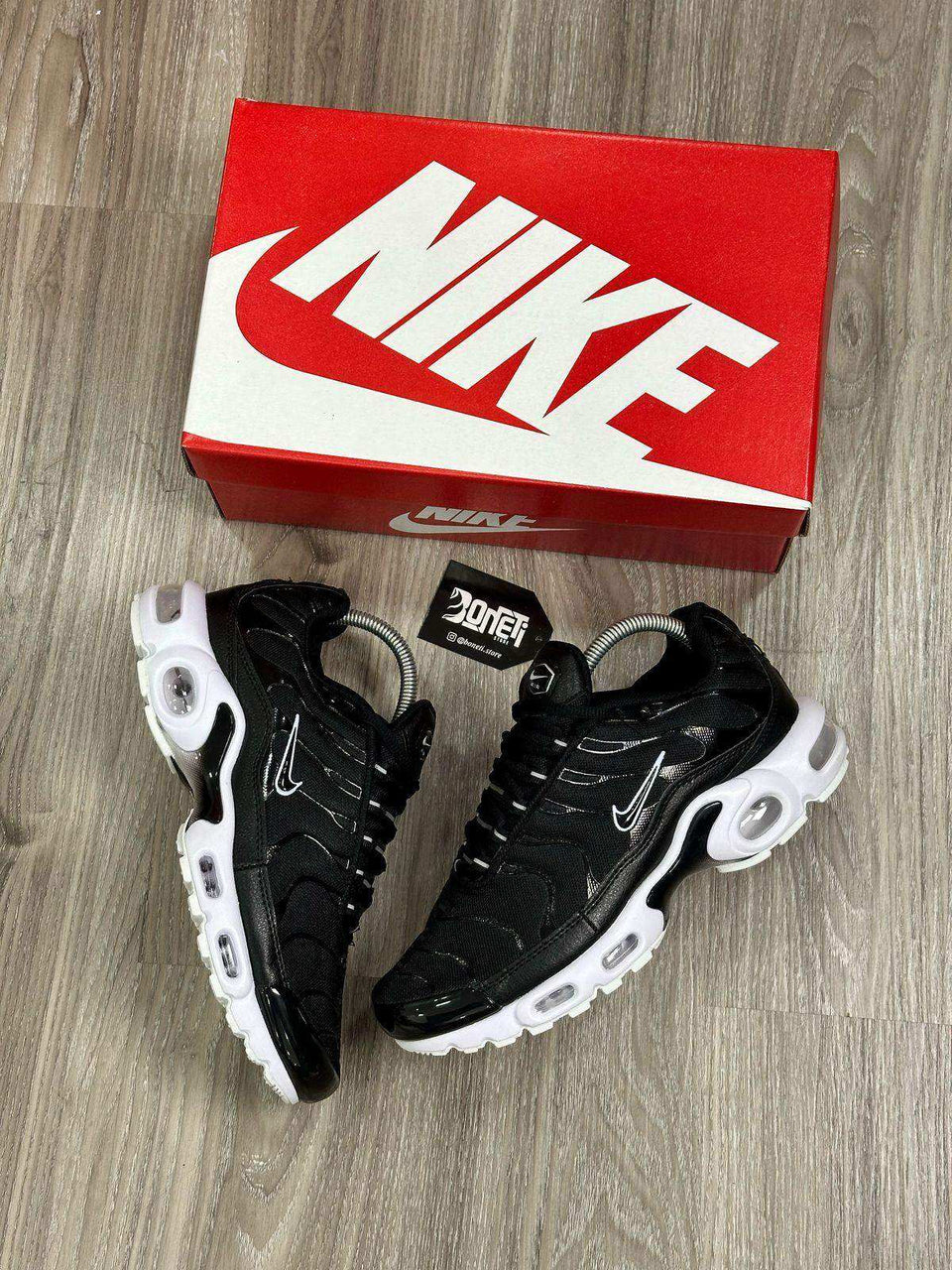 TÊNIS NK AIR MAX PLUS TN - PRETO/BRANCO