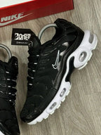 TÊNIS NK AIR MAX PLUS TN - PRETO/BRANCO