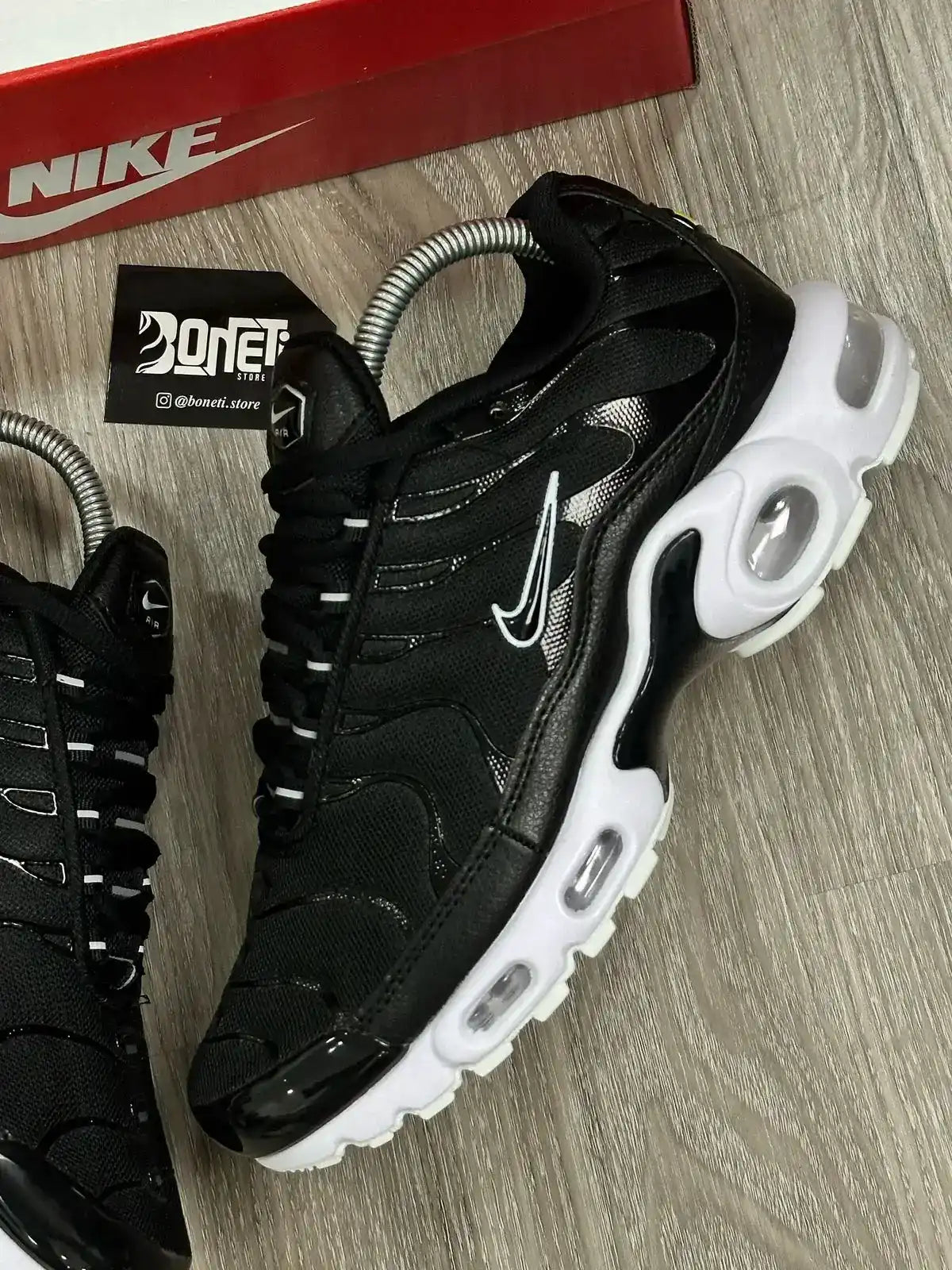 TÊNIS NK AIR MAX PLUS TN - PRETO/BRANCO