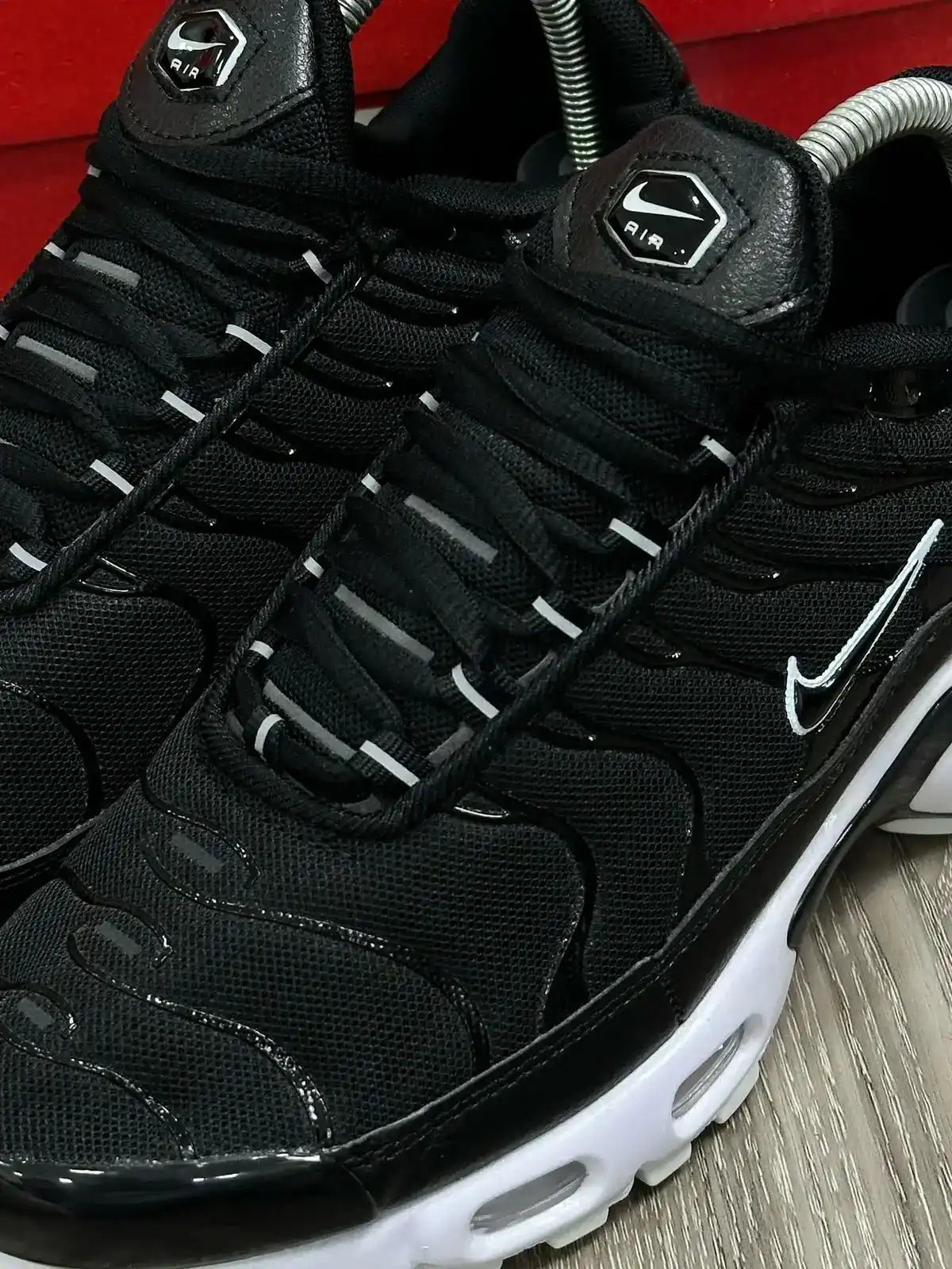 TÊNIS NK AIR MAX PLUS TN - PRETO/BRANCO