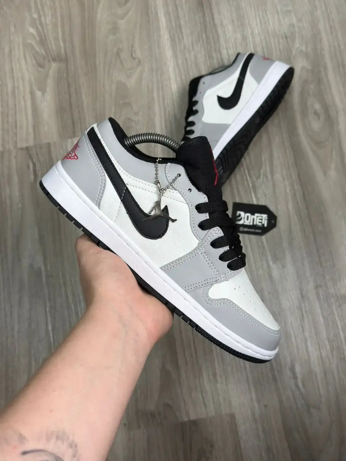 TÊNIS NK JORDAN 1 - CINZA/BRANCO