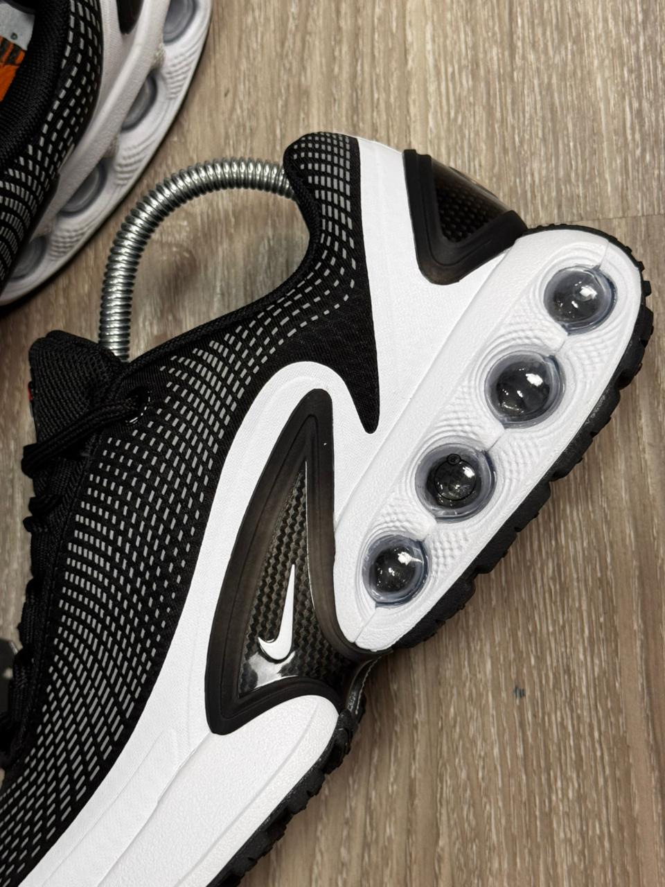 TÊNIS NK AIR MAX DN - PRETO E BRANCO