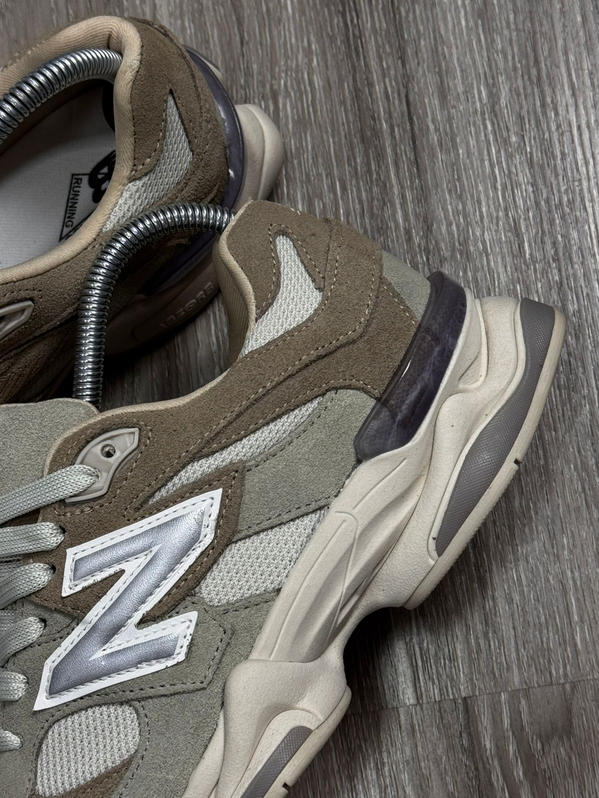 TÊNIS NB 9060 - CARAMELO