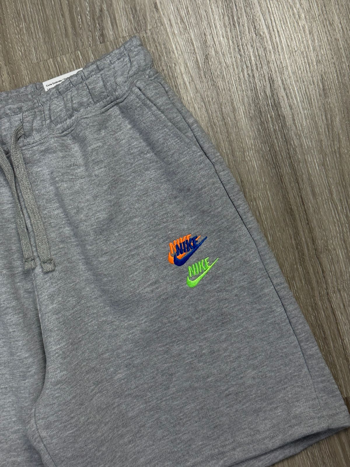 SHORTS MOLETOM NK MULTI SWOOSH - CINZA