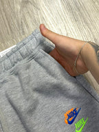 SHORTS MOLETOM NK MULTI SWOOSH - CINZA