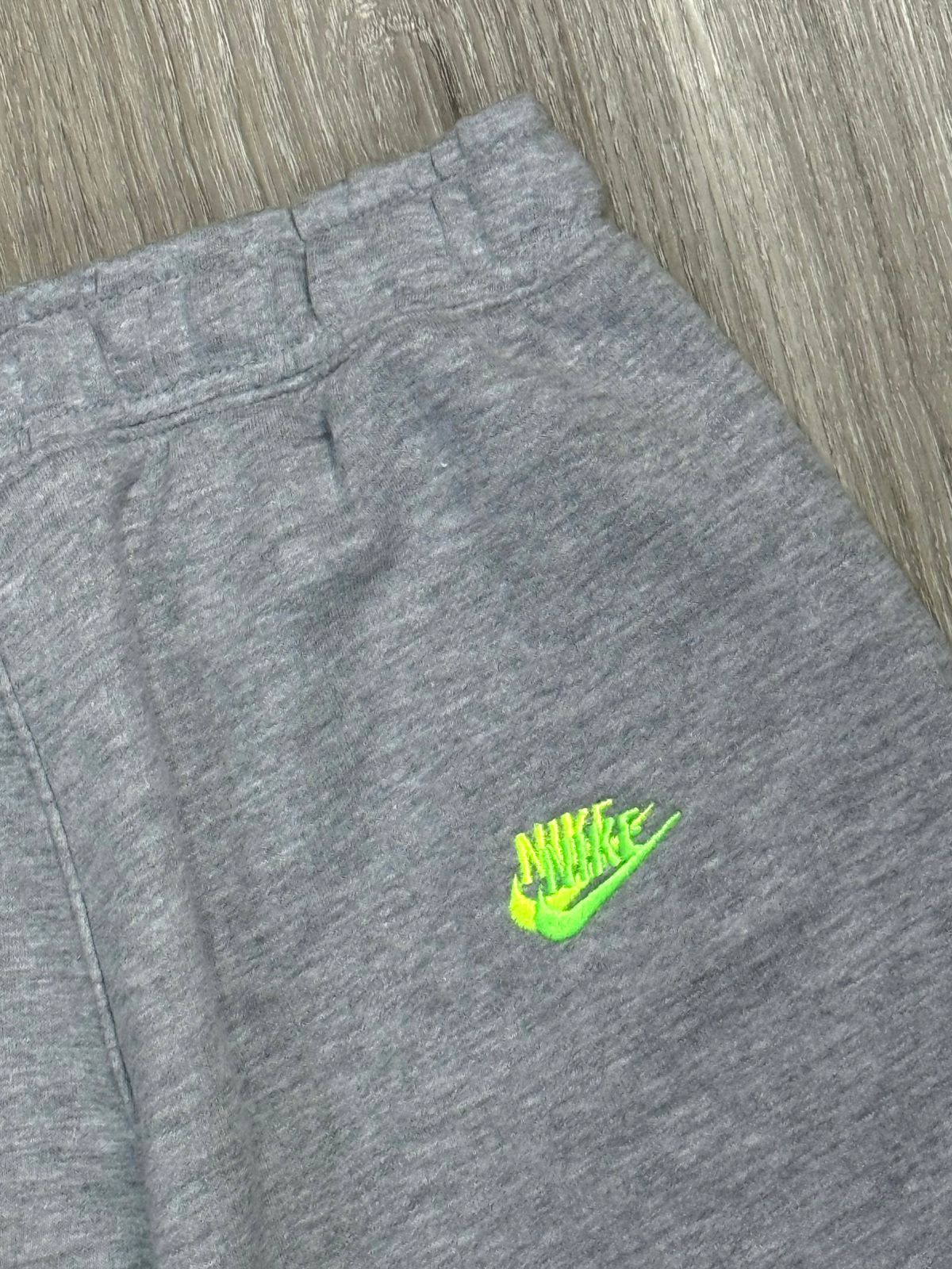 SHORTS MOLETOM NK MULTI SWOOSH - CINZA