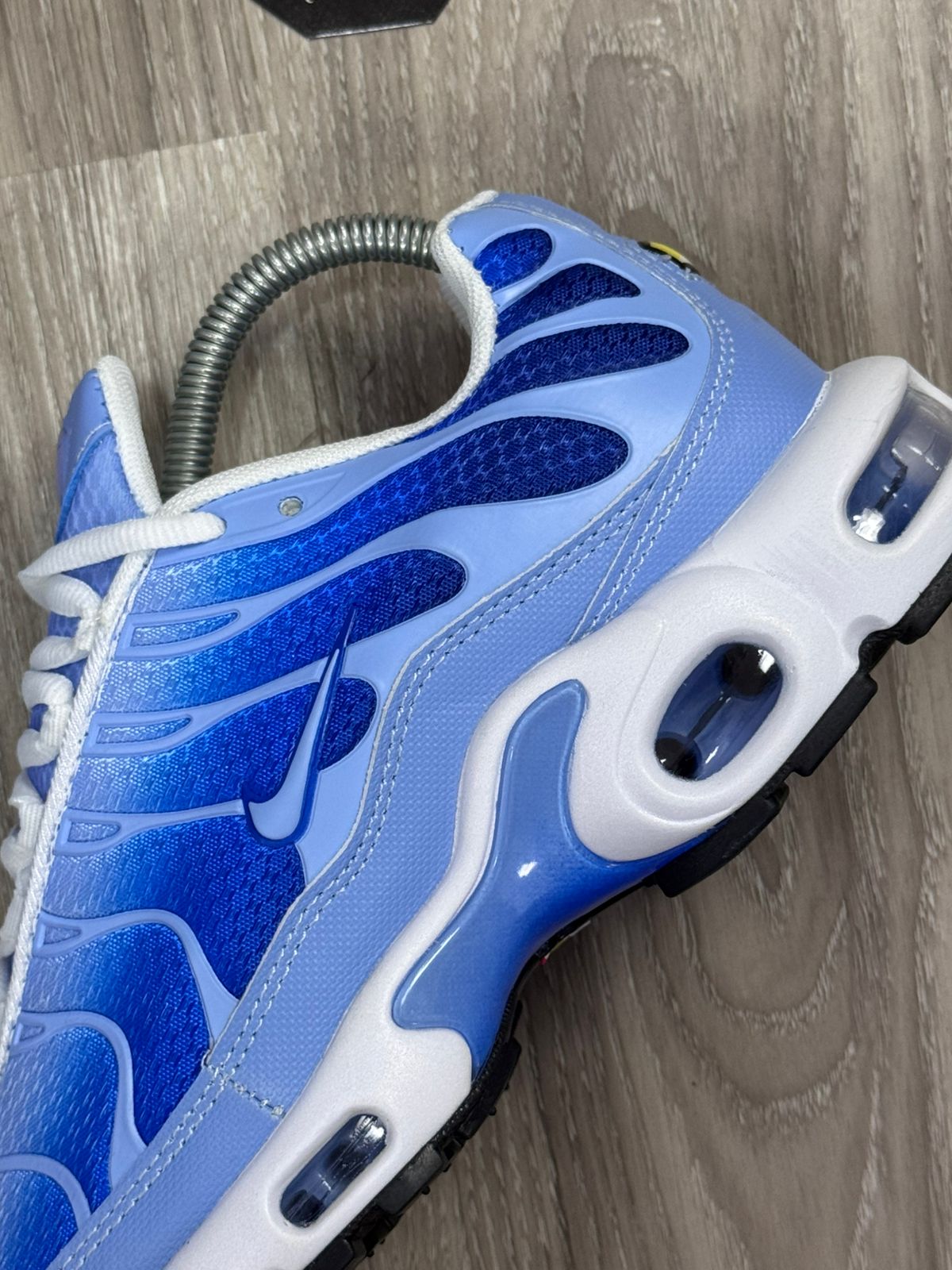 TÊNIS NIKE AIR MAX PLUS TN - UNIVERSITY