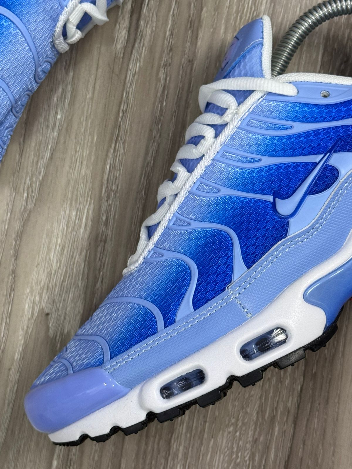 TÊNIS NIKE AIR MAX PLUS TN - UNIVERSITY
