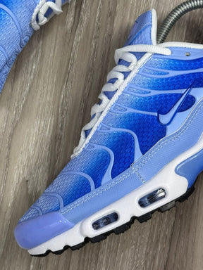 TÊNIS NIKE AIR MAX PLUS TN - UNIVERSITY