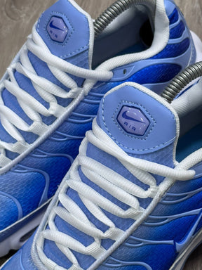 TÊNIS NIKE AIR MAX PLUS TN - UNIVERSITY