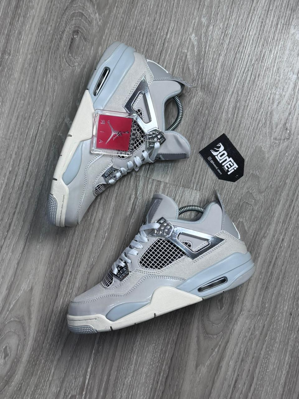 TÊNIS NK JORDAN 4 - FROZEN MOMENTS