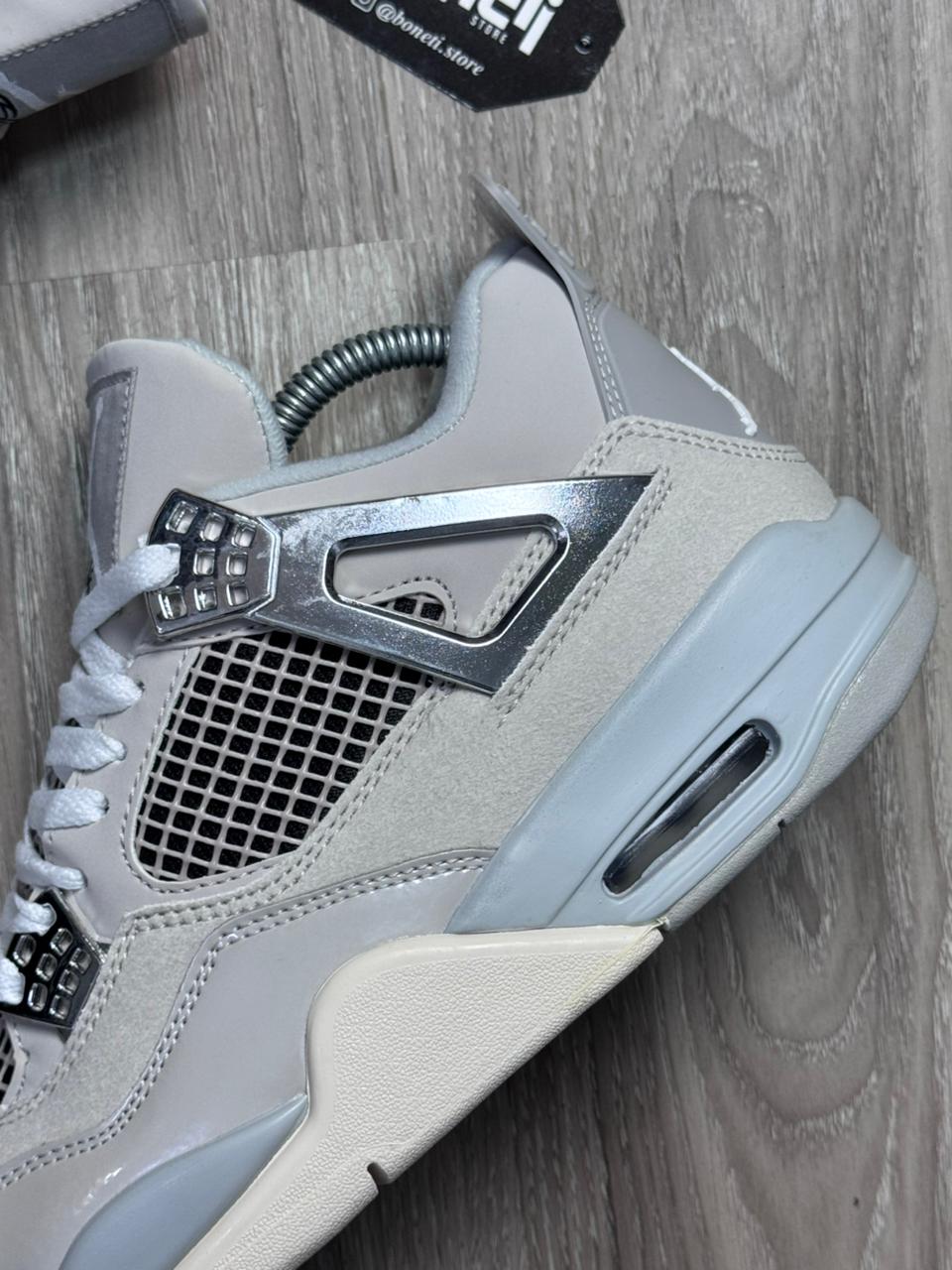 TÊNIS NK JORDAN 4 - FROZEN MOMENTS