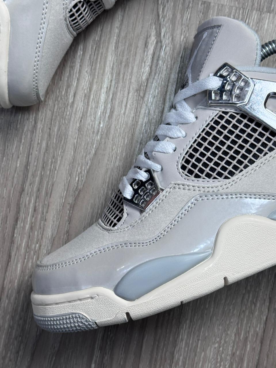 TÊNIS NK JORDAN 4 - FROZEN MOMENTS