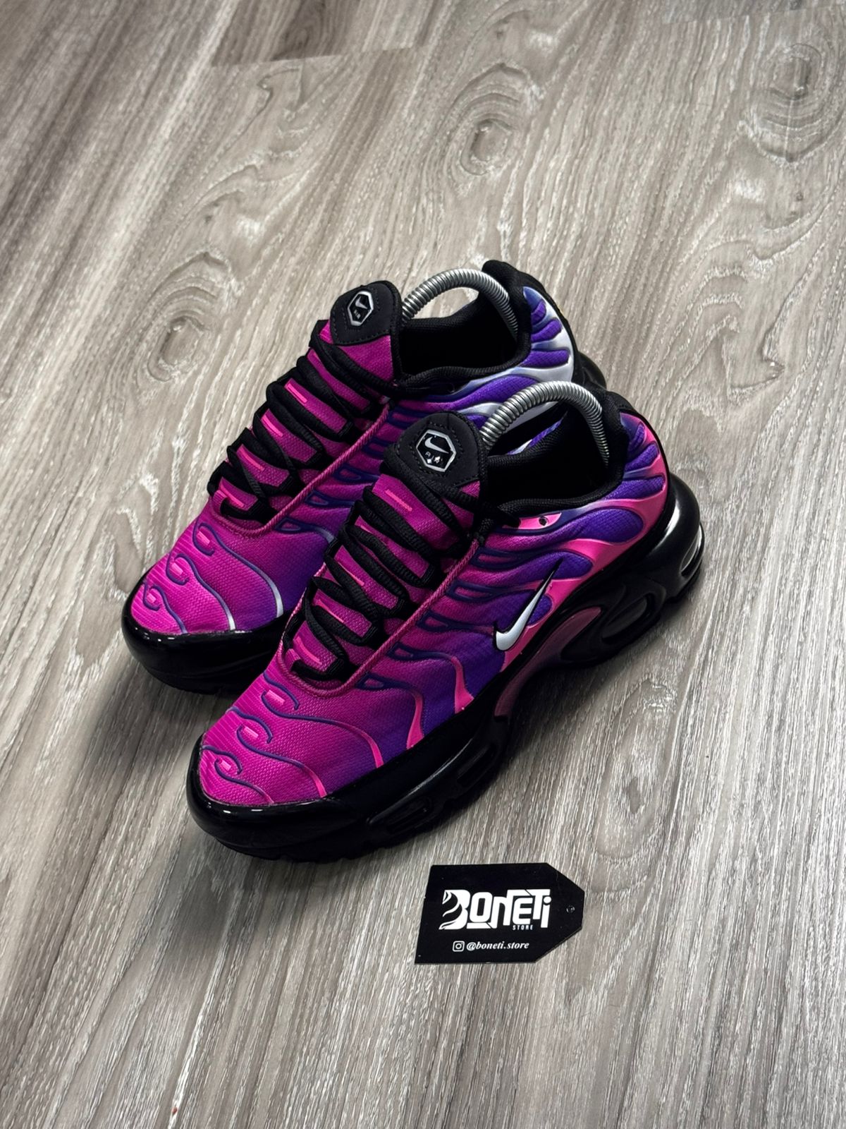 TÊNIS NK AIR MAX PLUS TN - FIREBERRY
