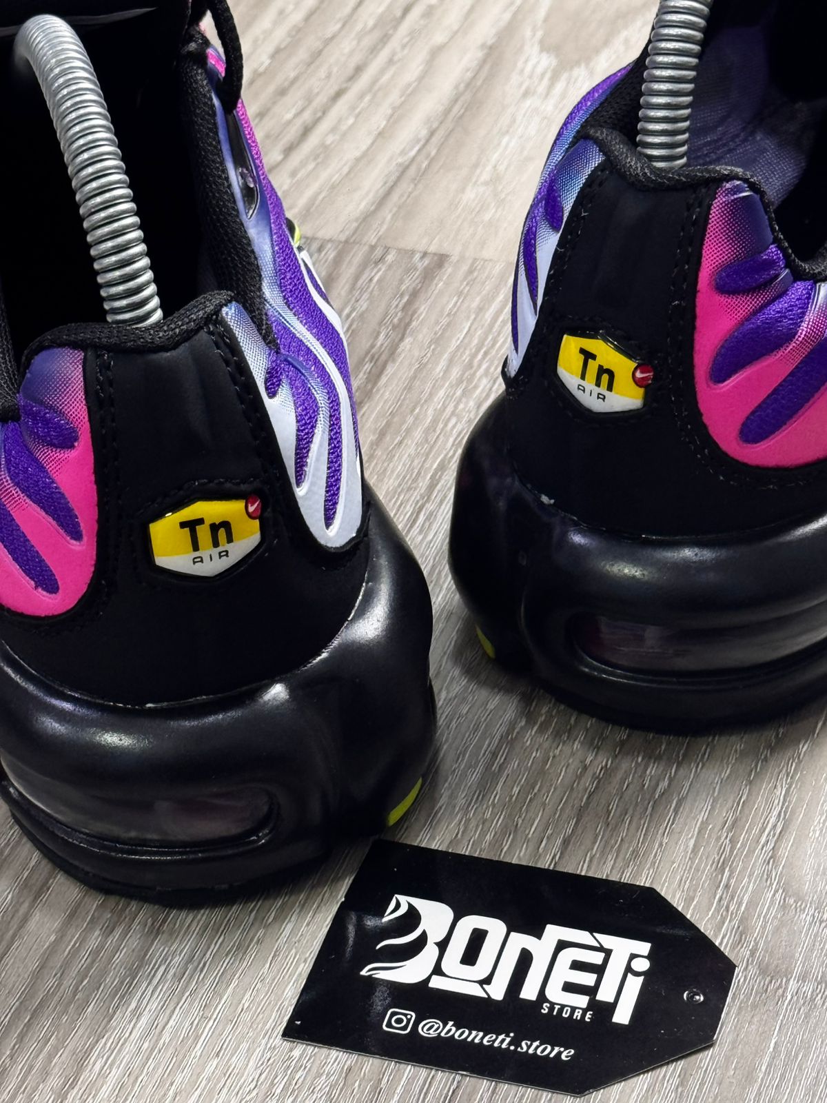 TÊNIS NK AIR MAX PLUS TN - FIREBERRY