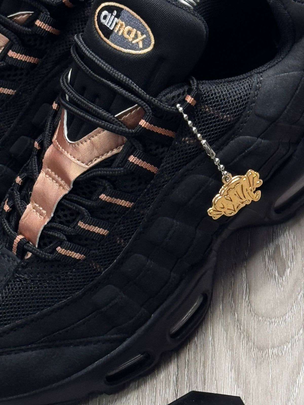 TÊNIS NK AIR MAX 95 X SYNA - BLACK GOLD