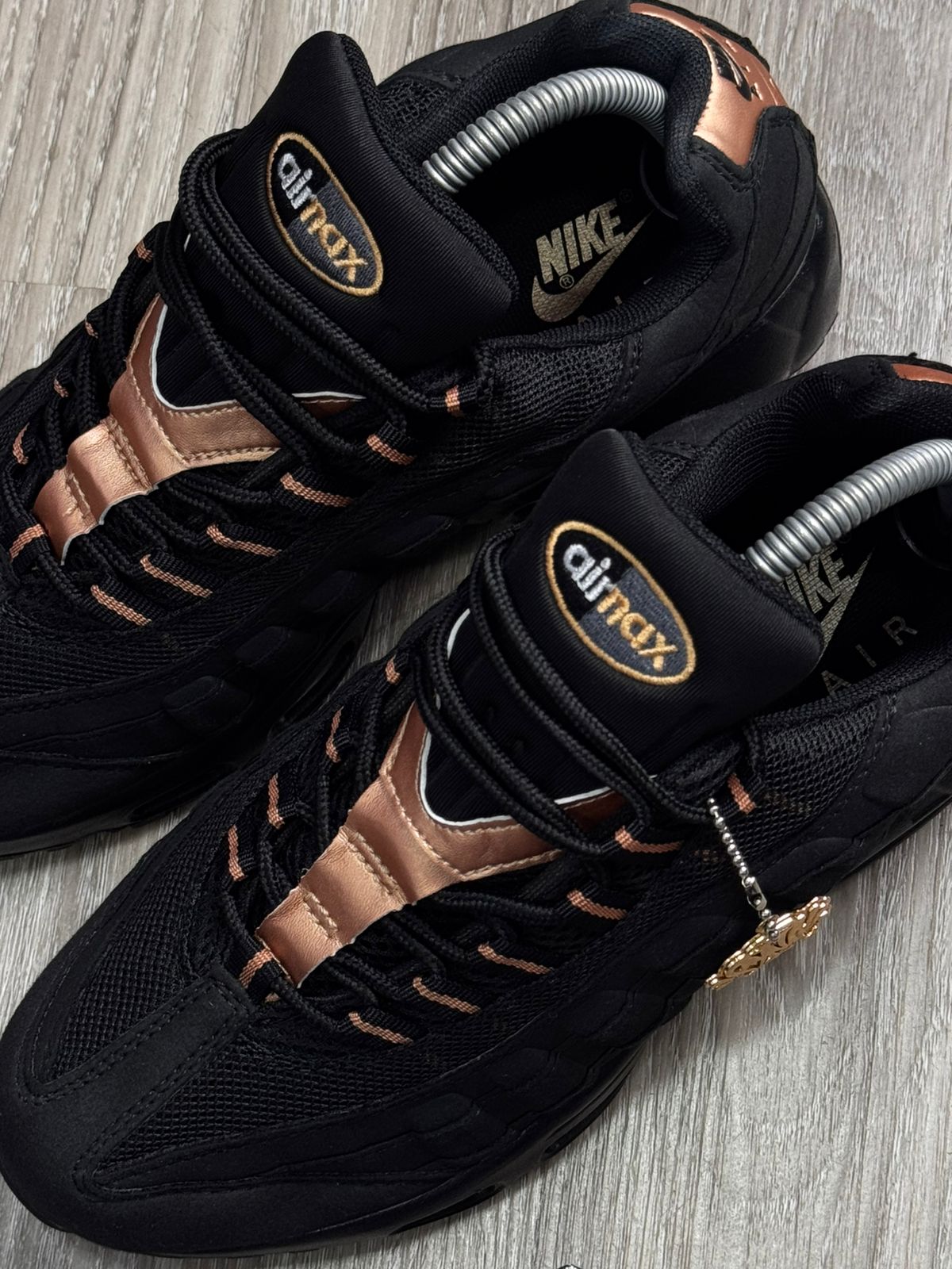 TÊNIS NK AIR MAX 95 X SYNA - BLACK GOLD