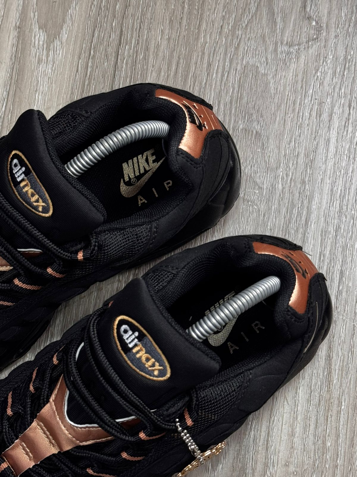 TÊNIS NK AIR MAX 95 X SYNA - BLACK GOLD