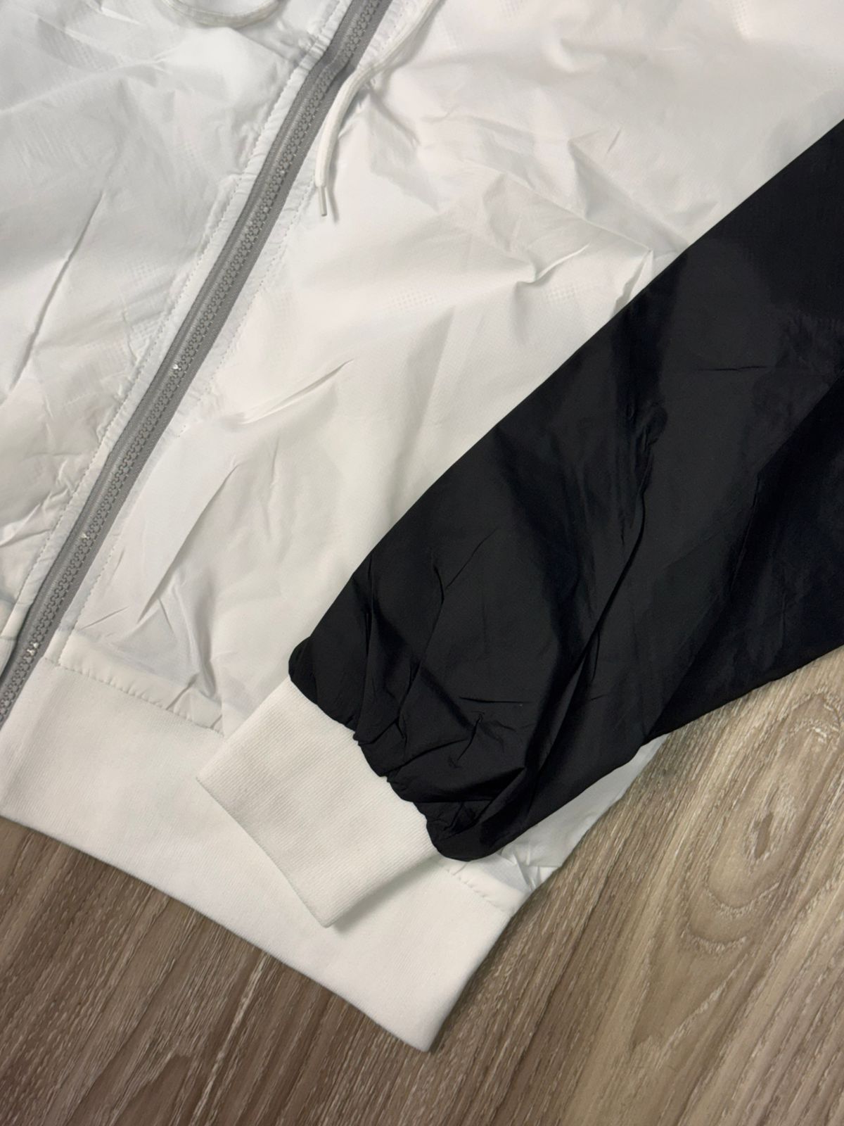 CORTA VENTO NK WINDRUNNER - BRANCO/CINZA