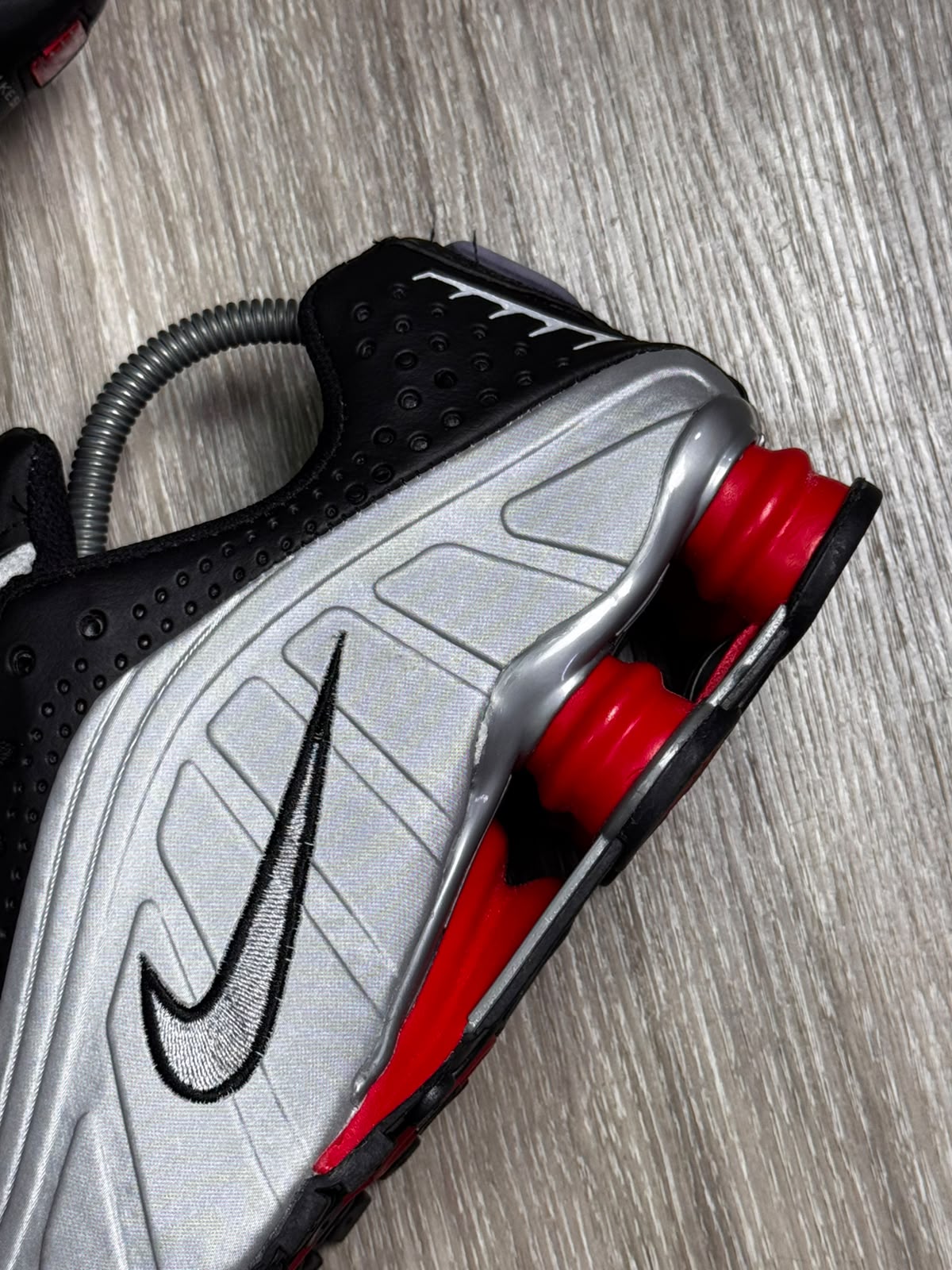 TÊNIS NK SHOX R4 - METALLIC RED
