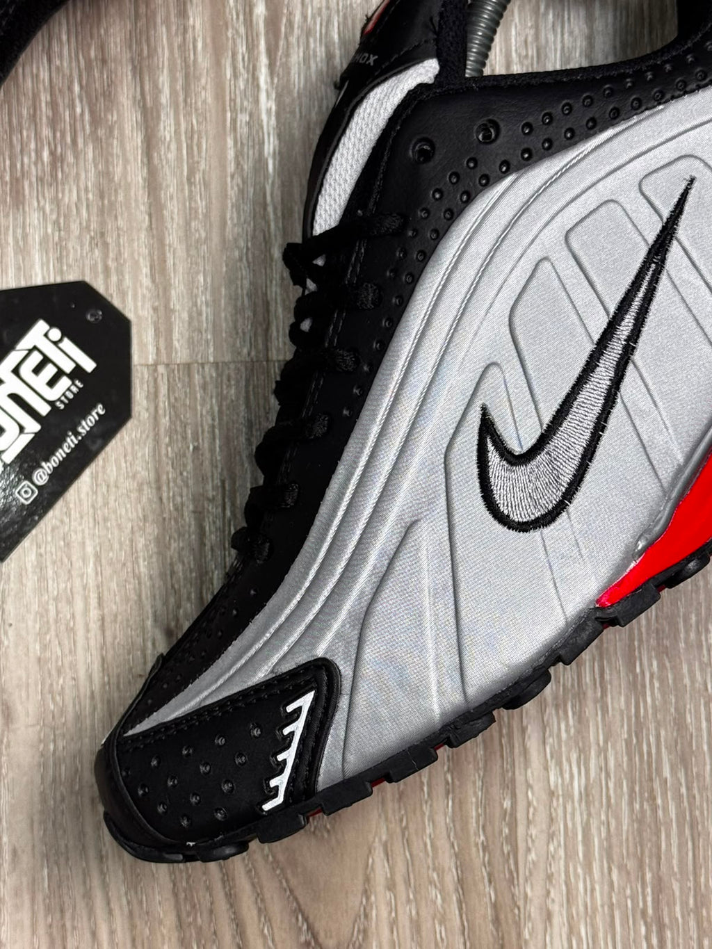 TÊNIS NK SHOX R4 - METALLIC RED