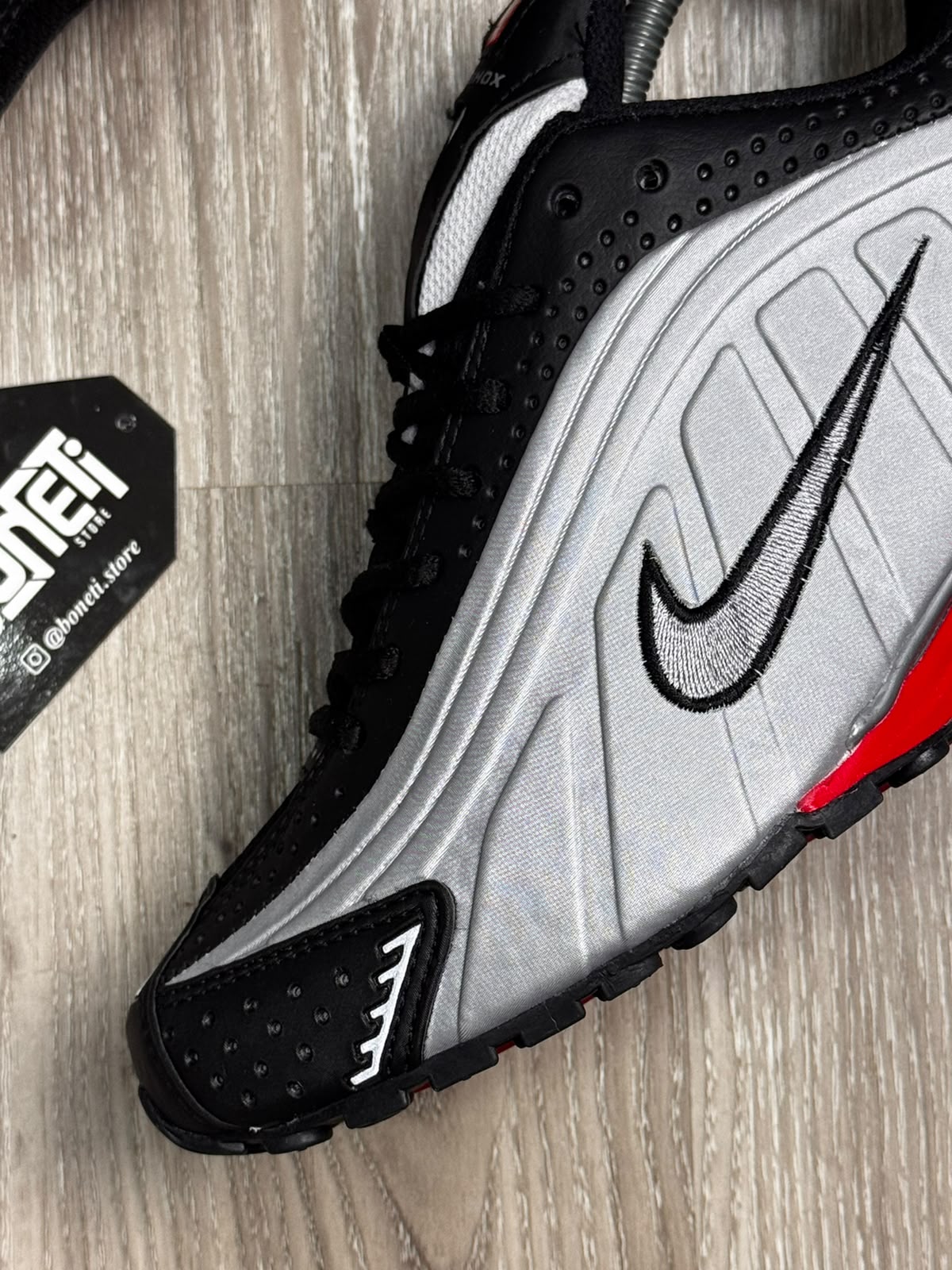 TÊNIS NK SHOX R4 - METALLIC RED