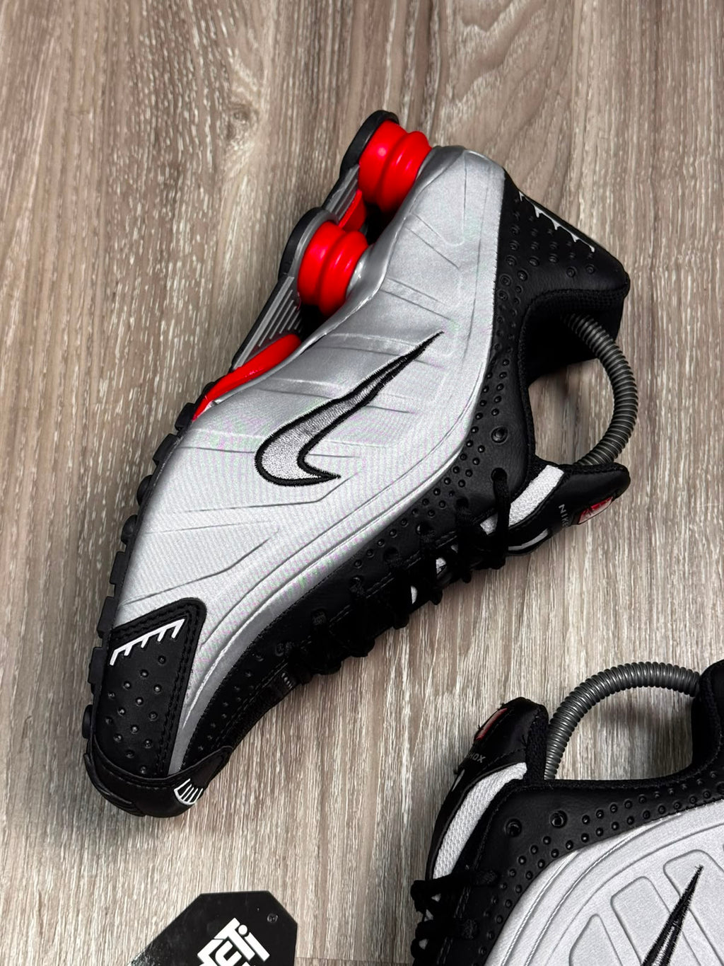 TÊNIS NK SHOX R4 - METALLIC RED