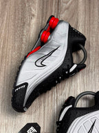 TÊNIS NK SHOX R4 - METALLIC RED