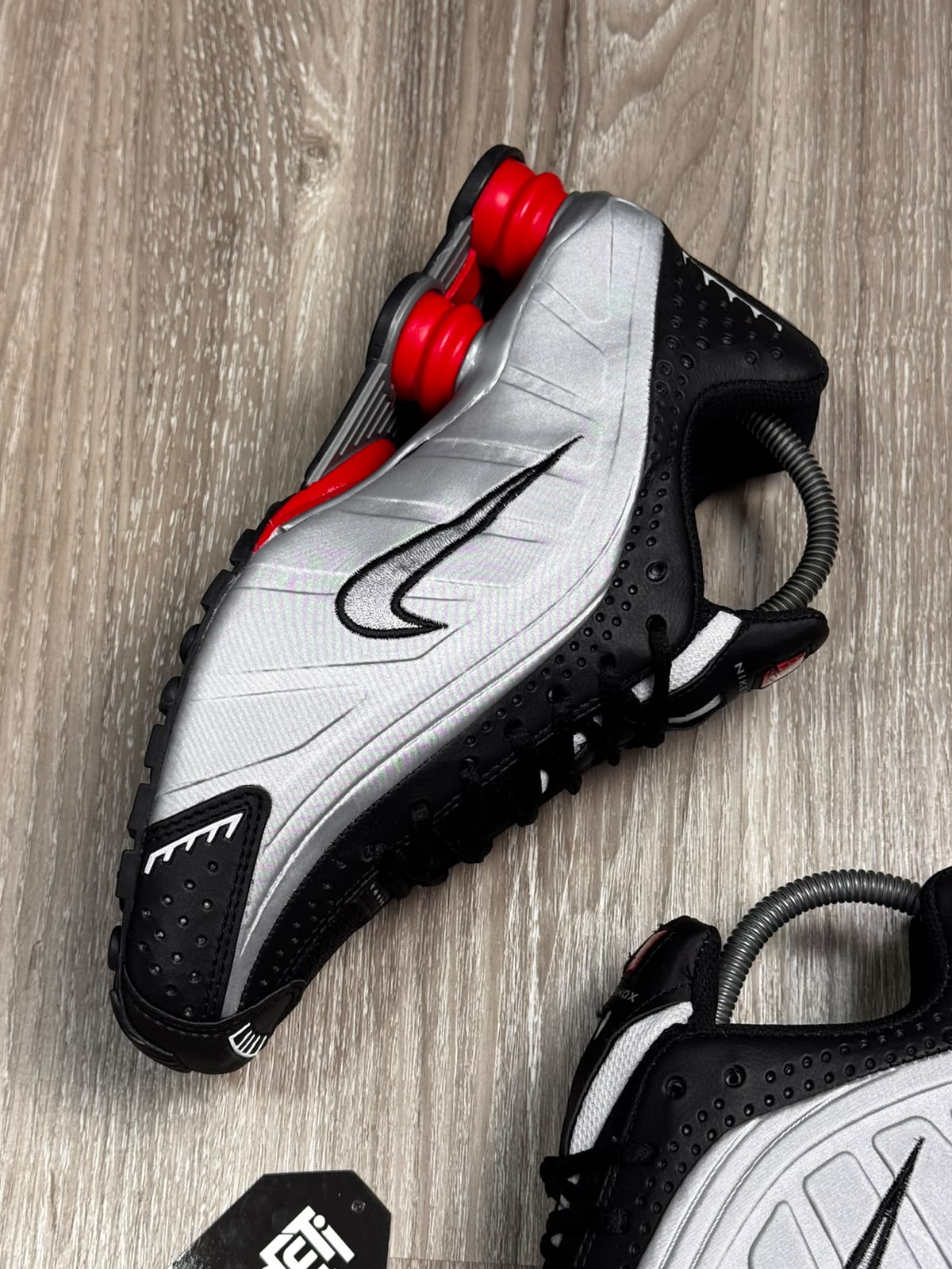 TÊNIS NK SHOX R4 - METALLIC RED
