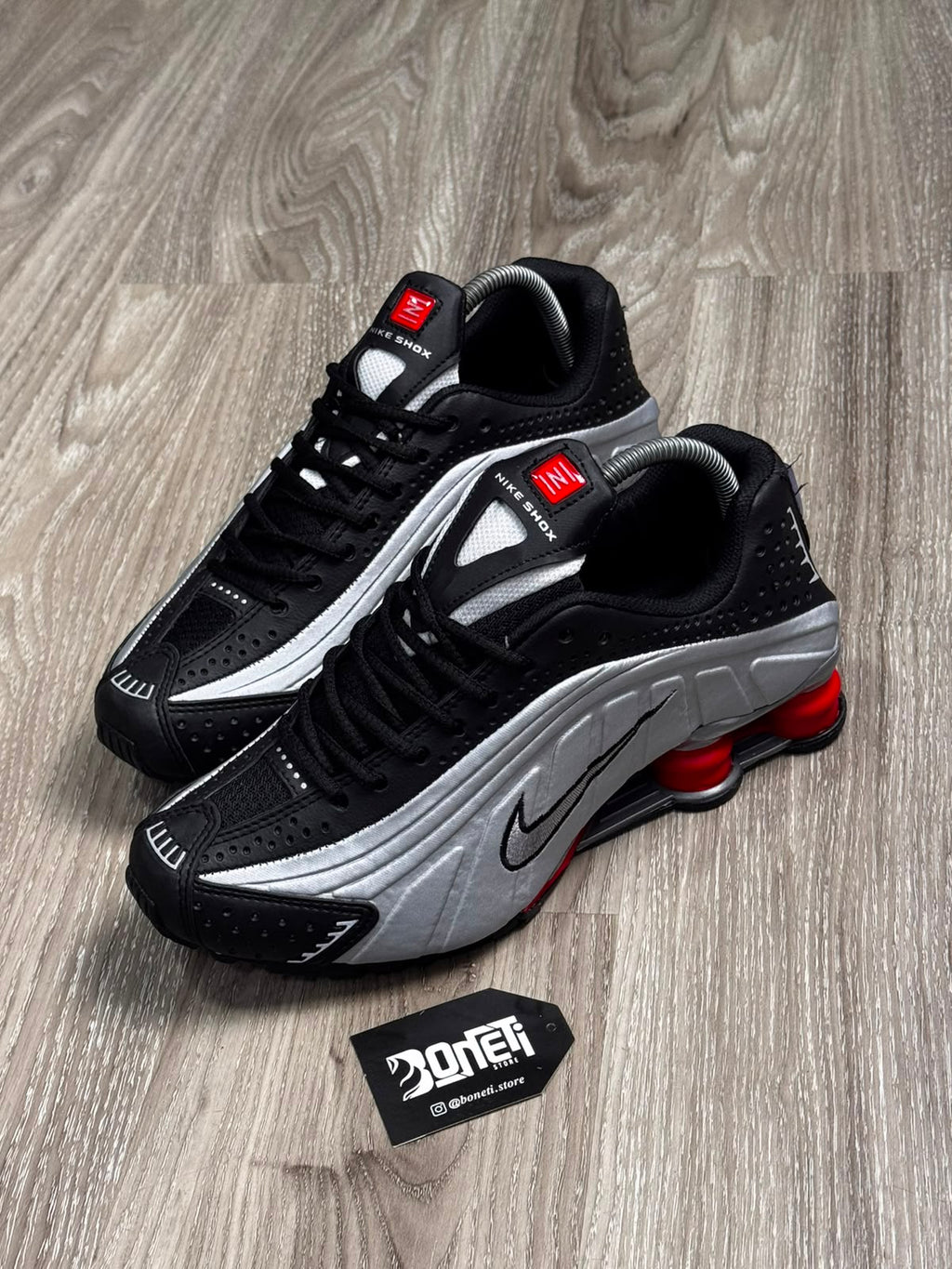 TÊNIS NK SHOX R4 - METALLIC RED