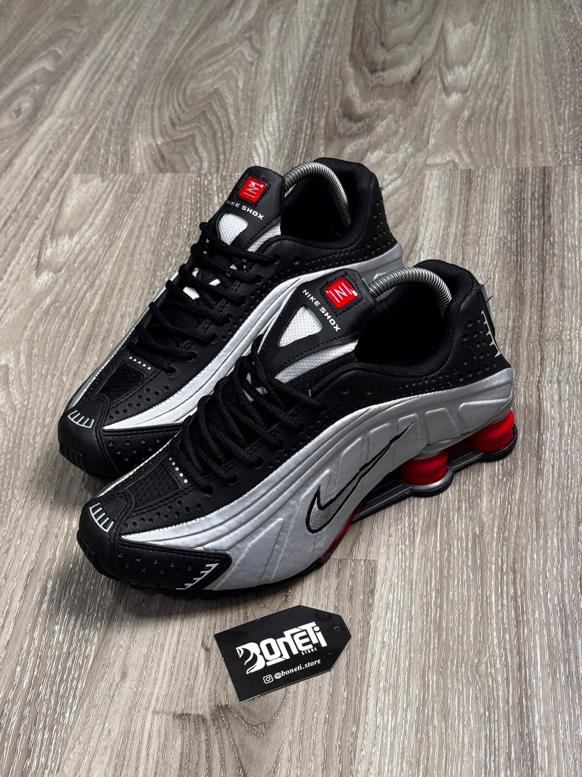 TÊNIS NK SHOX R4 - METALLIC RED