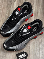 TÊNIS NK SHOX R4 - METALLIC RED