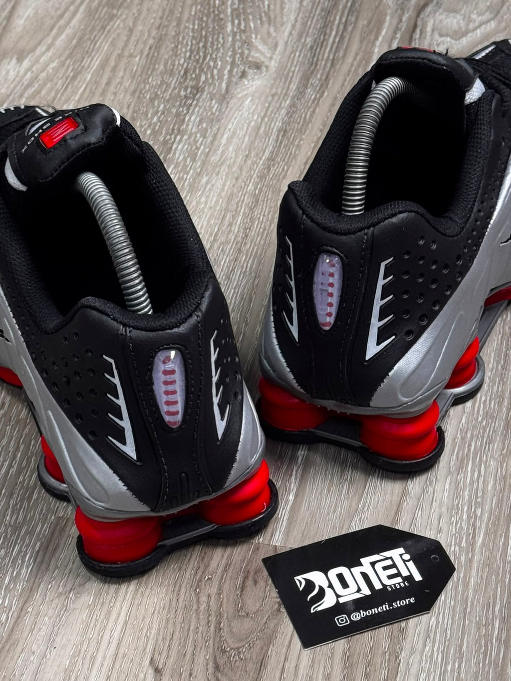 TÊNIS NK SHOX R4 - METALLIC RED