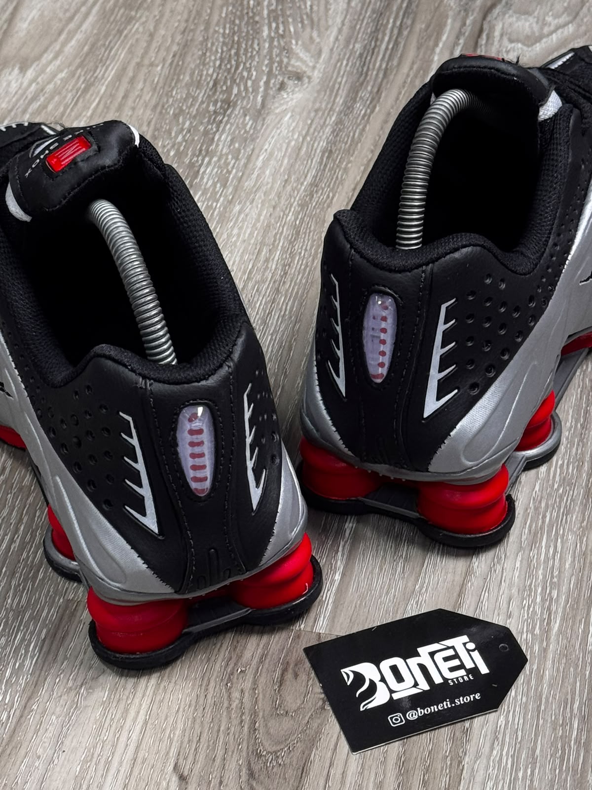 TÊNIS NK SHOX R4 - METALLIC RED