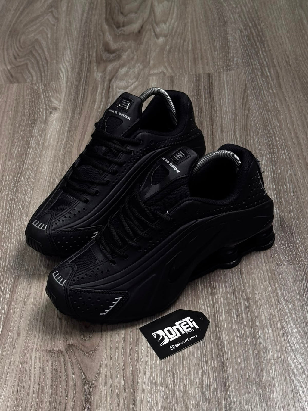 TÊNIS NK SHOX R4 - ALL BLACK