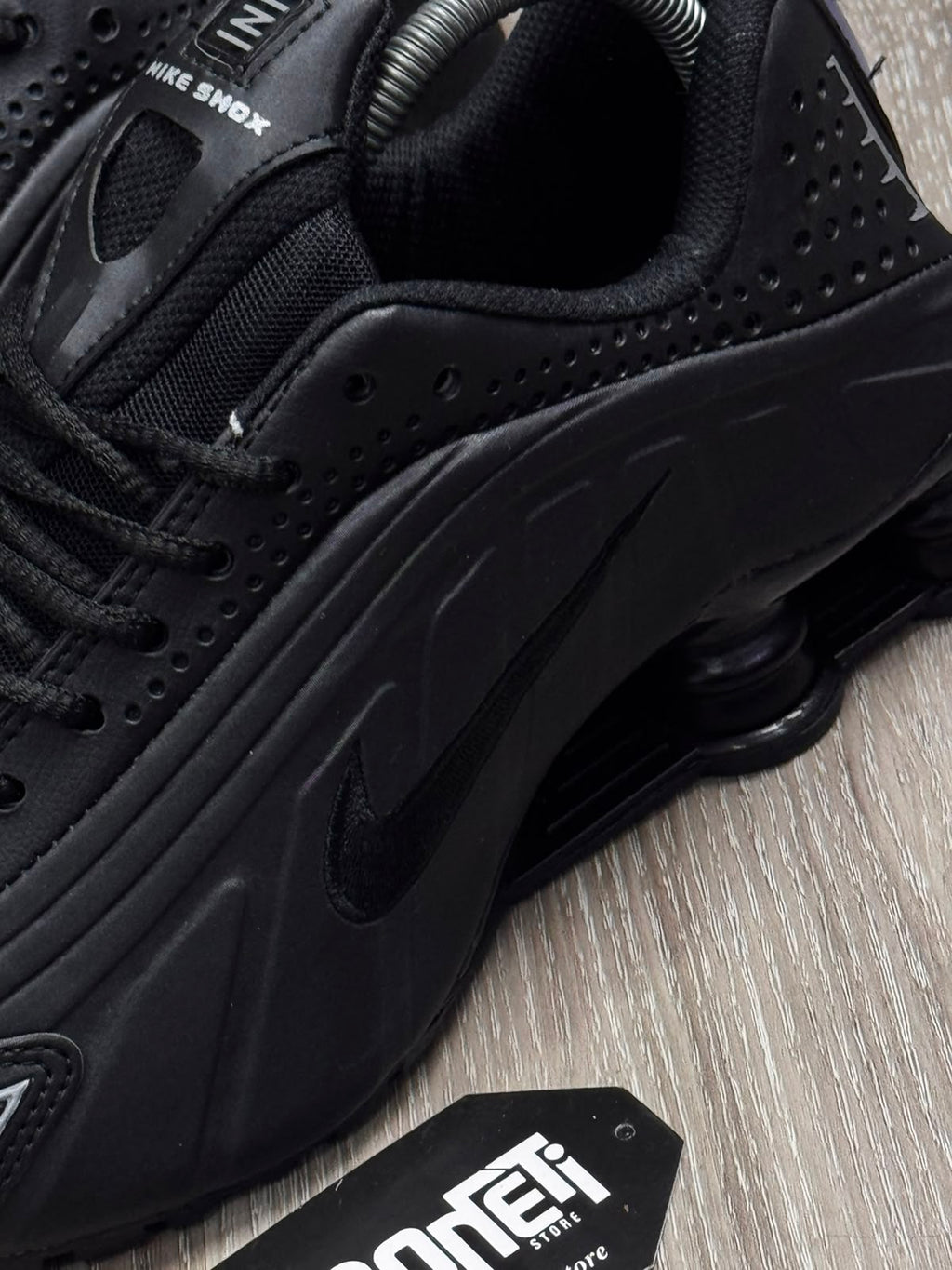 TÊNIS NK SHOX R4 - ALL BLACK