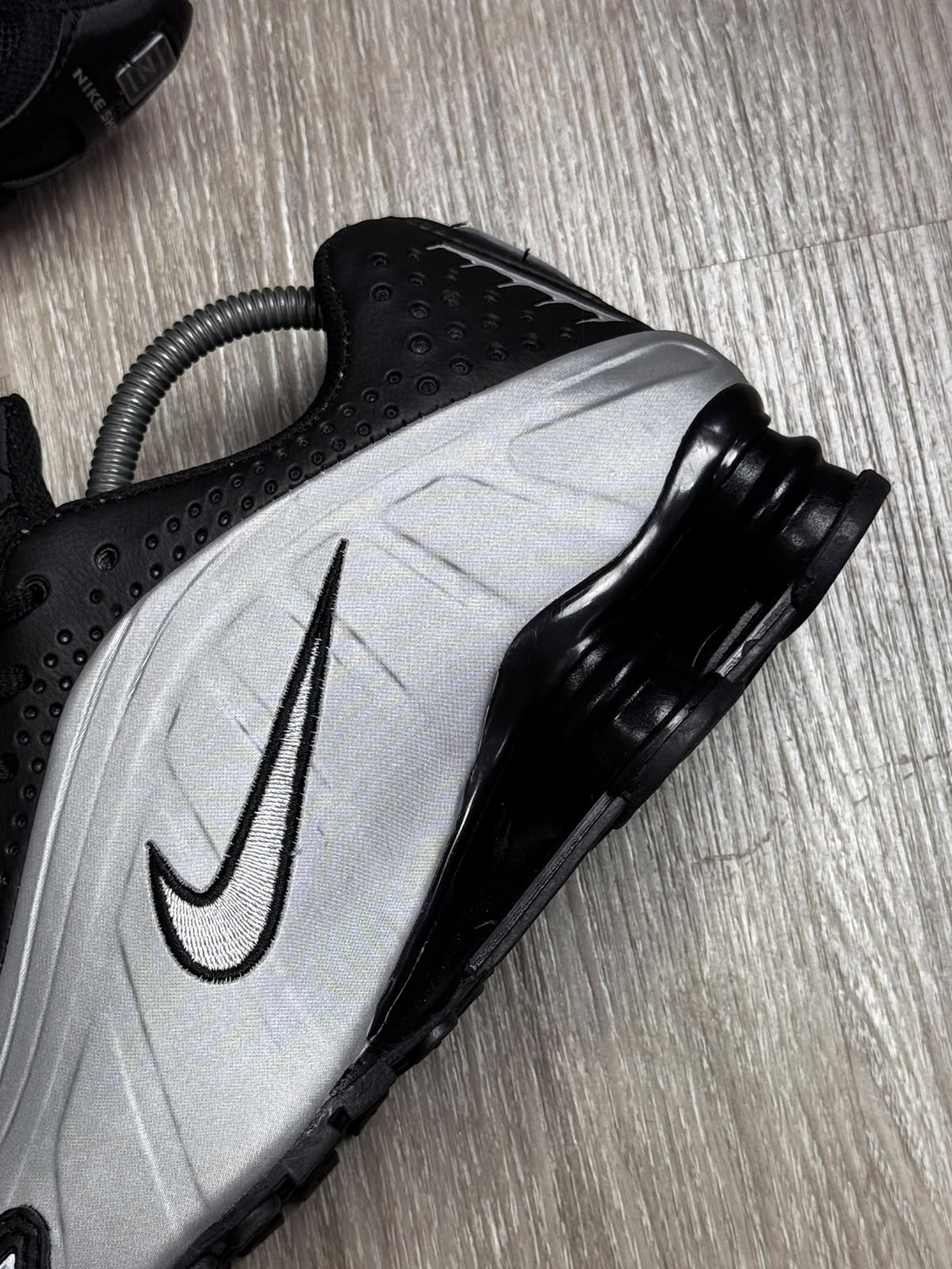 TÊNIS NK SHOX R4 - BLACK METALLIC