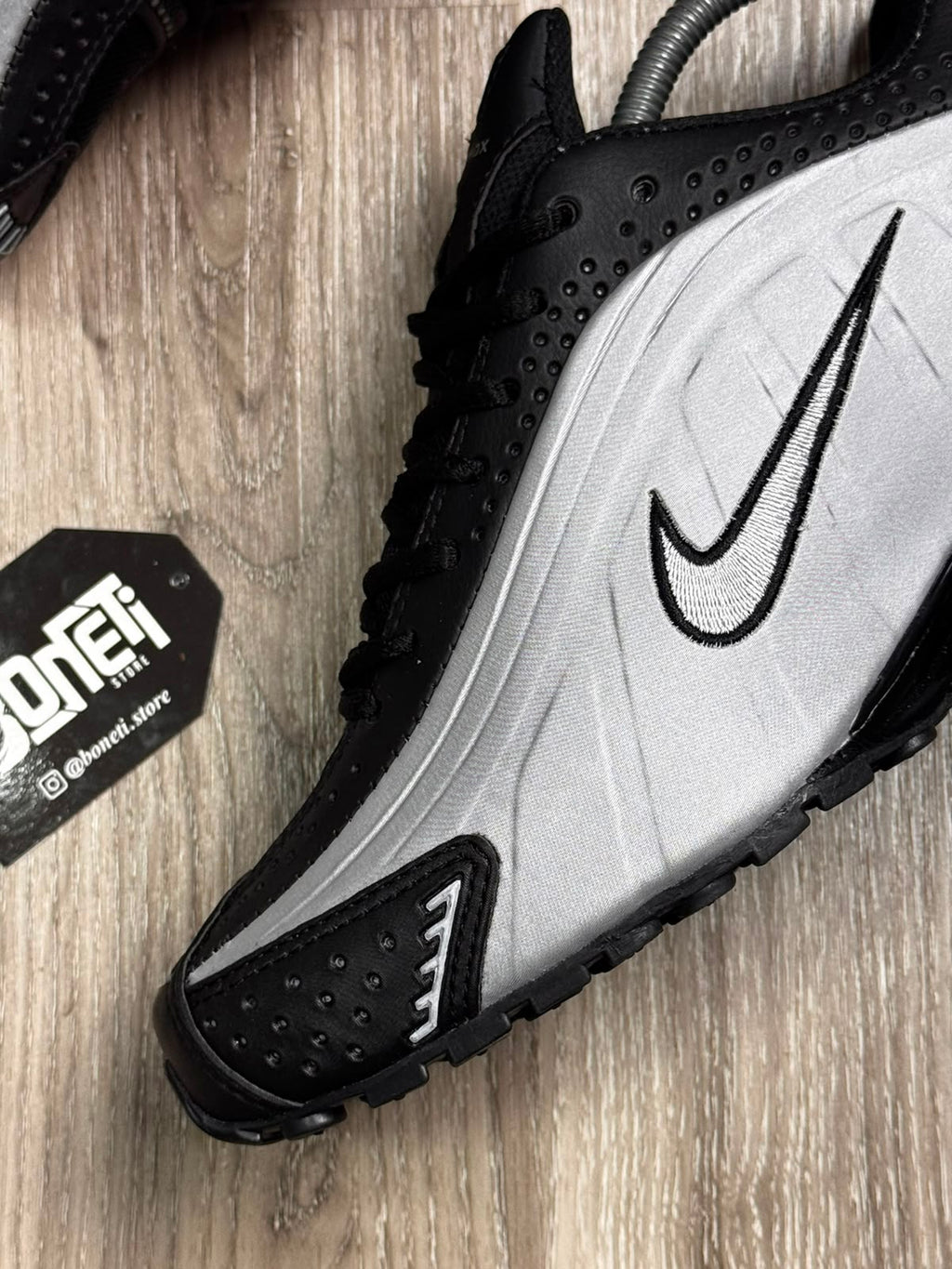 TÊNIS NK SHOX R4 - BLACK METALLIC