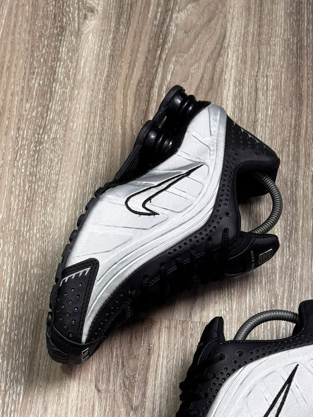 TÊNIS NK SHOX R4 - BLACK METALLIC