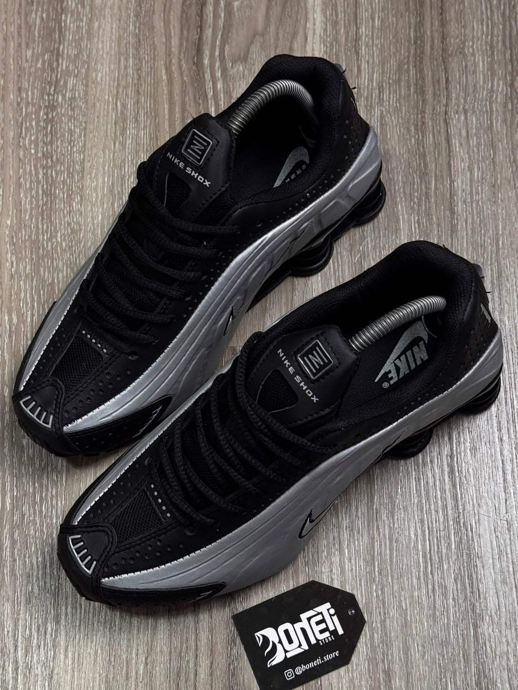TÊNIS NK SHOX R4 - BLACK METALLIC