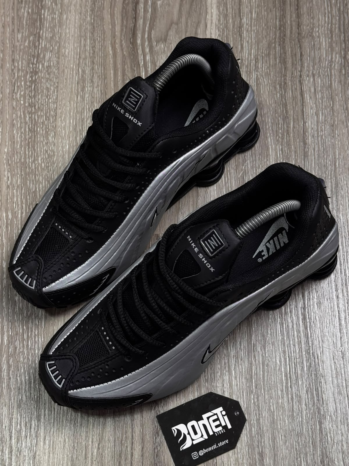TÊNIS NK SHOX R4 - BLACK METALLIC