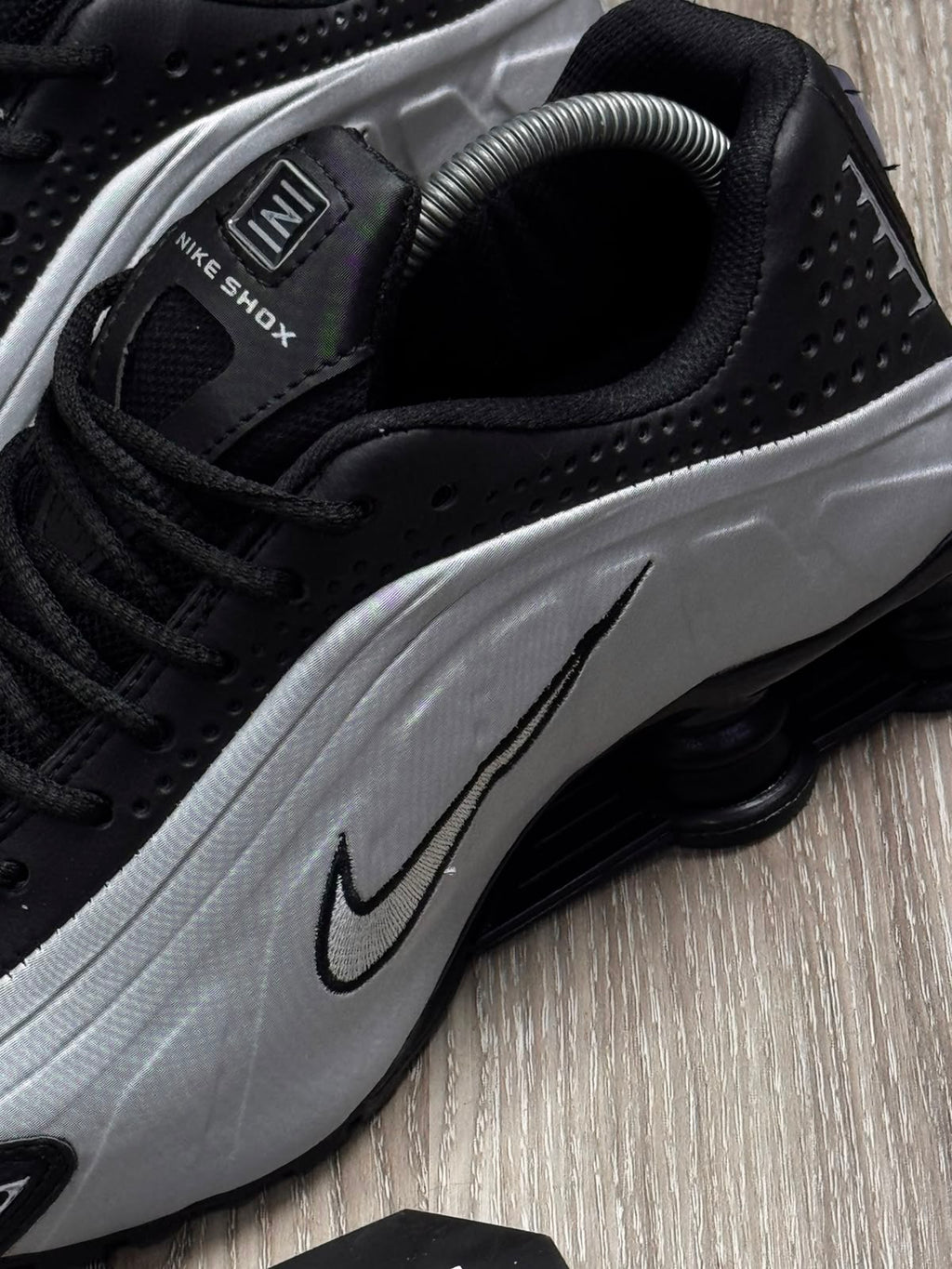 TÊNIS NK SHOX R4 - BLACK METALLIC