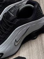 TÊNIS NK SHOX R4 - BLACK METALLIC
