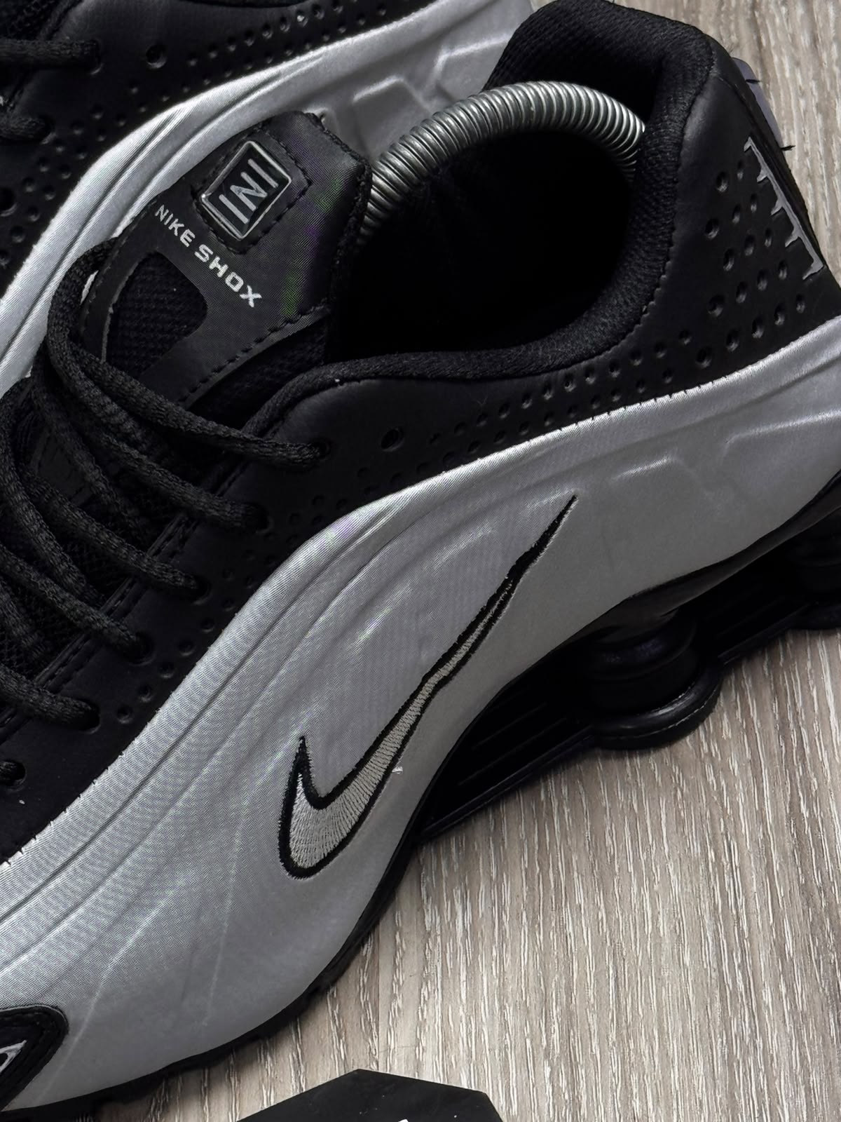 TÊNIS NK SHOX R4 - BLACK METALLIC