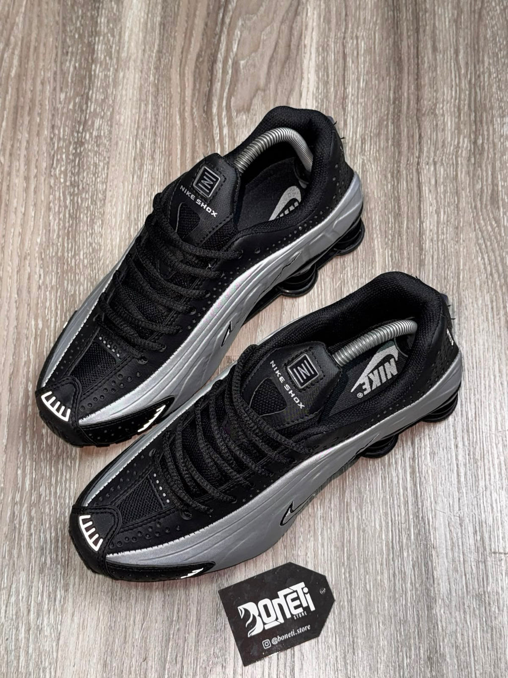 TÊNIS NK SHOX R4 - BLACK METALLIC