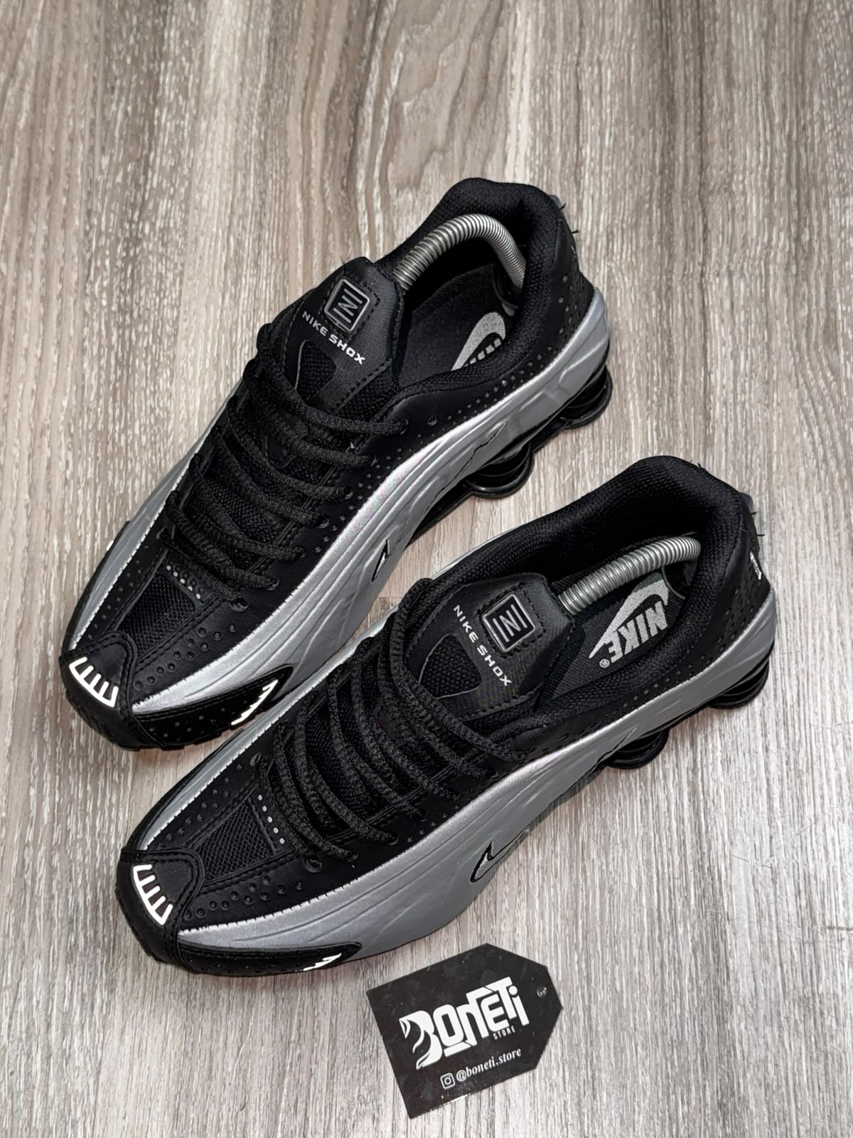 TÊNIS NK SHOX R4 - BLACK METALLIC
